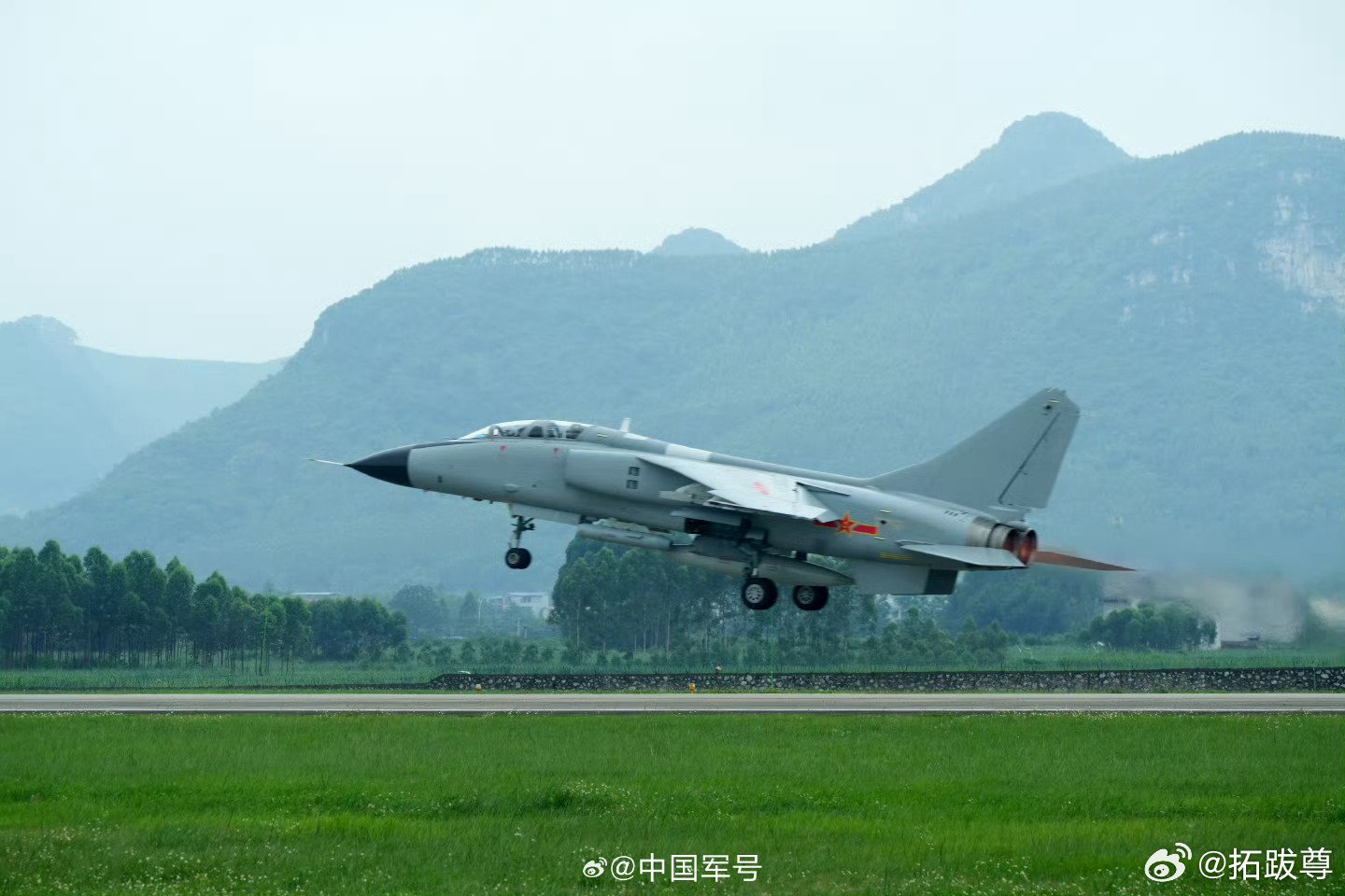 最近看到某飞豹部队在练空中加油训练，也是首见