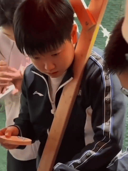 干什么事都会很认真的小莎给别人交付珠珠还要数一遍