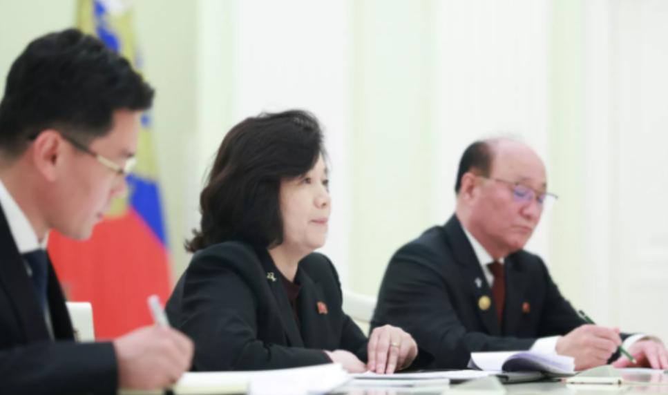 1.5万人派出去，7000人倒下了。伤亡率接近五成。
 
就在所有人以为朝鲜会缩