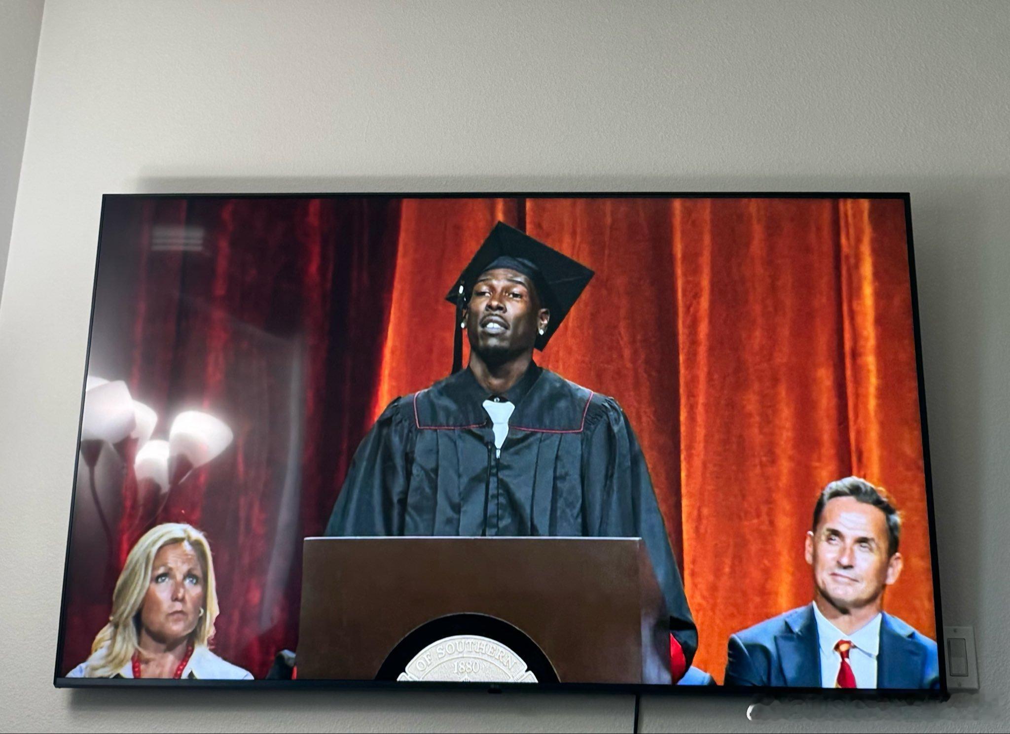 今天是USC的毕业典礼，其中有一个特殊的毕业生是2012年Biletnikoff