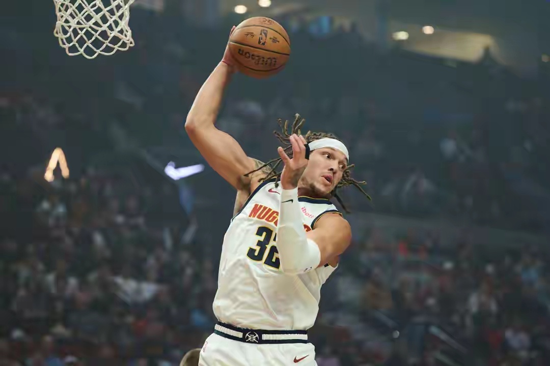 明天NBA杯小组赛，掘金客场挑战火箭。根据球队伤病报告显示，阿隆·戈登（双侧腿筋