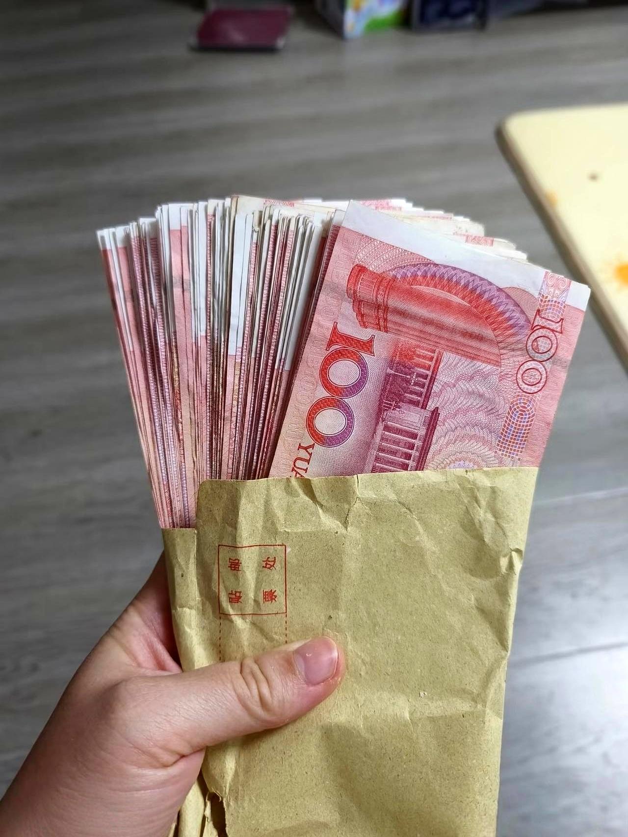 外甥女一走，我在沙发抱枕底下摸到一个信封，打开一看，整整1万块。
说实话，我第一