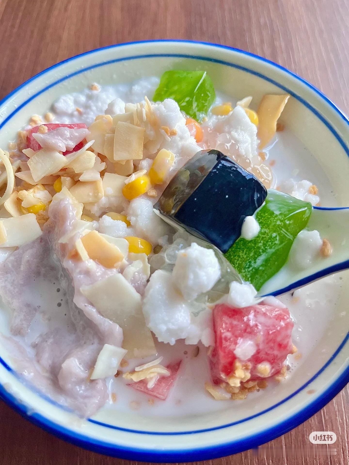 清补凉清补凉（海南方言“xiéng bòu lēng”）源于宋代，苏轼以“椰树之