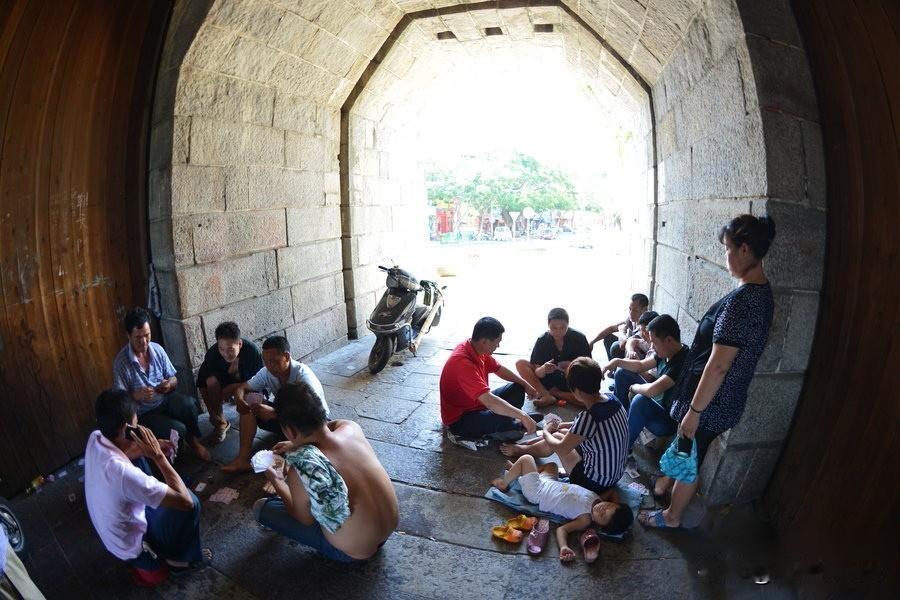 你身边有人去公共场所蹭空调吗每到盛夏，商场、图书馆里总能看到乘凉的人。不少老人和