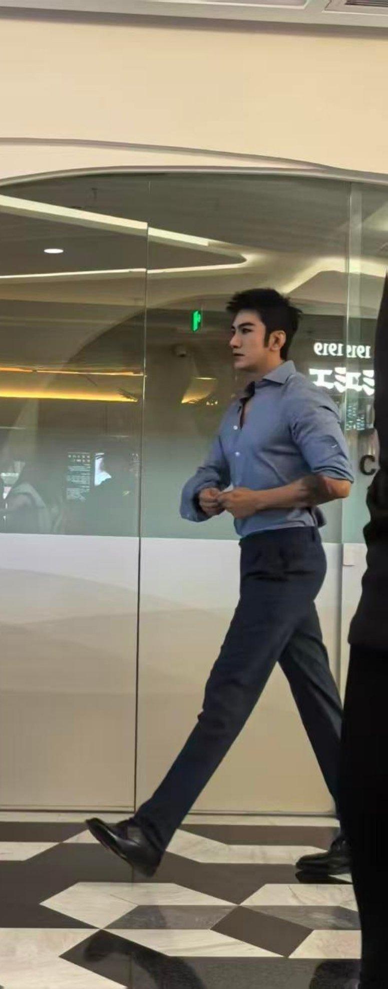 肖顺尧这步姿，这气场，说是仪仗队退役我都信！每一步都踩在我的心巴上，步履铿锵，气