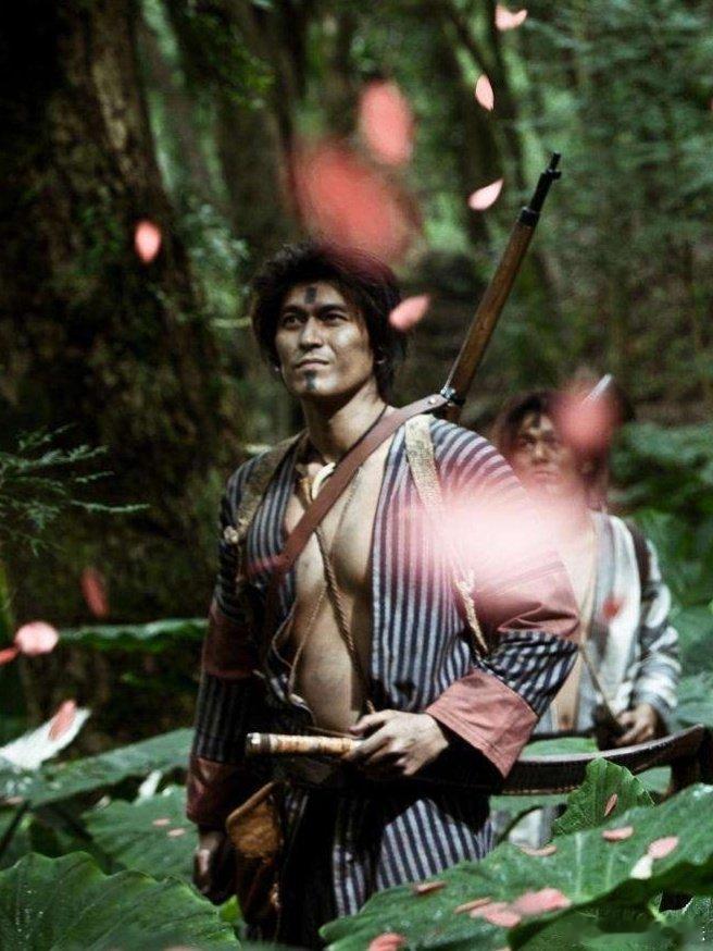 武松打完老虎打鬼子 一个演员饰演不同的角色居然能够有这么大的区别 