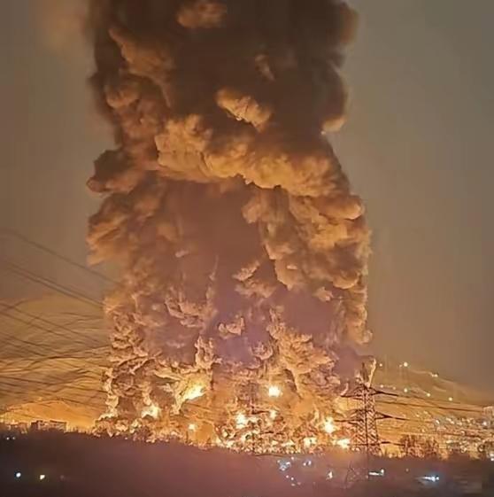 中东战火点燃油市，油价上涨已成定局，势不可挡！
以色列袭击伊朗炼油厂，浓烟冲天，