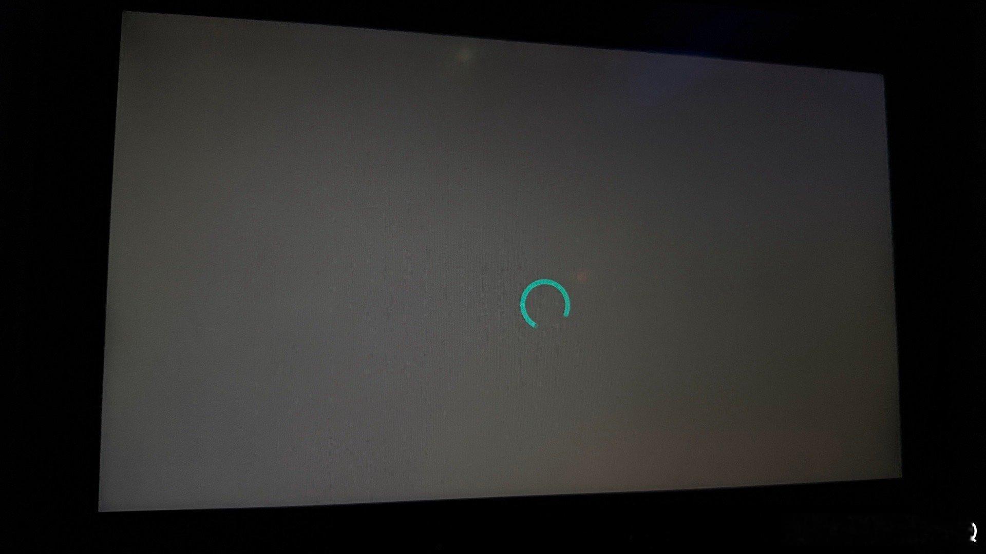 落地想打开阅读灯玩一下手机，免得垃圾oled 刺眼。结果这娱乐系统死机重启了，最