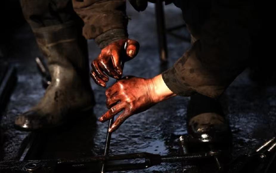 最近立讯精密说今年要给工厂送三千台人形机器人。这些机器人都去外面的工厂干活，专门