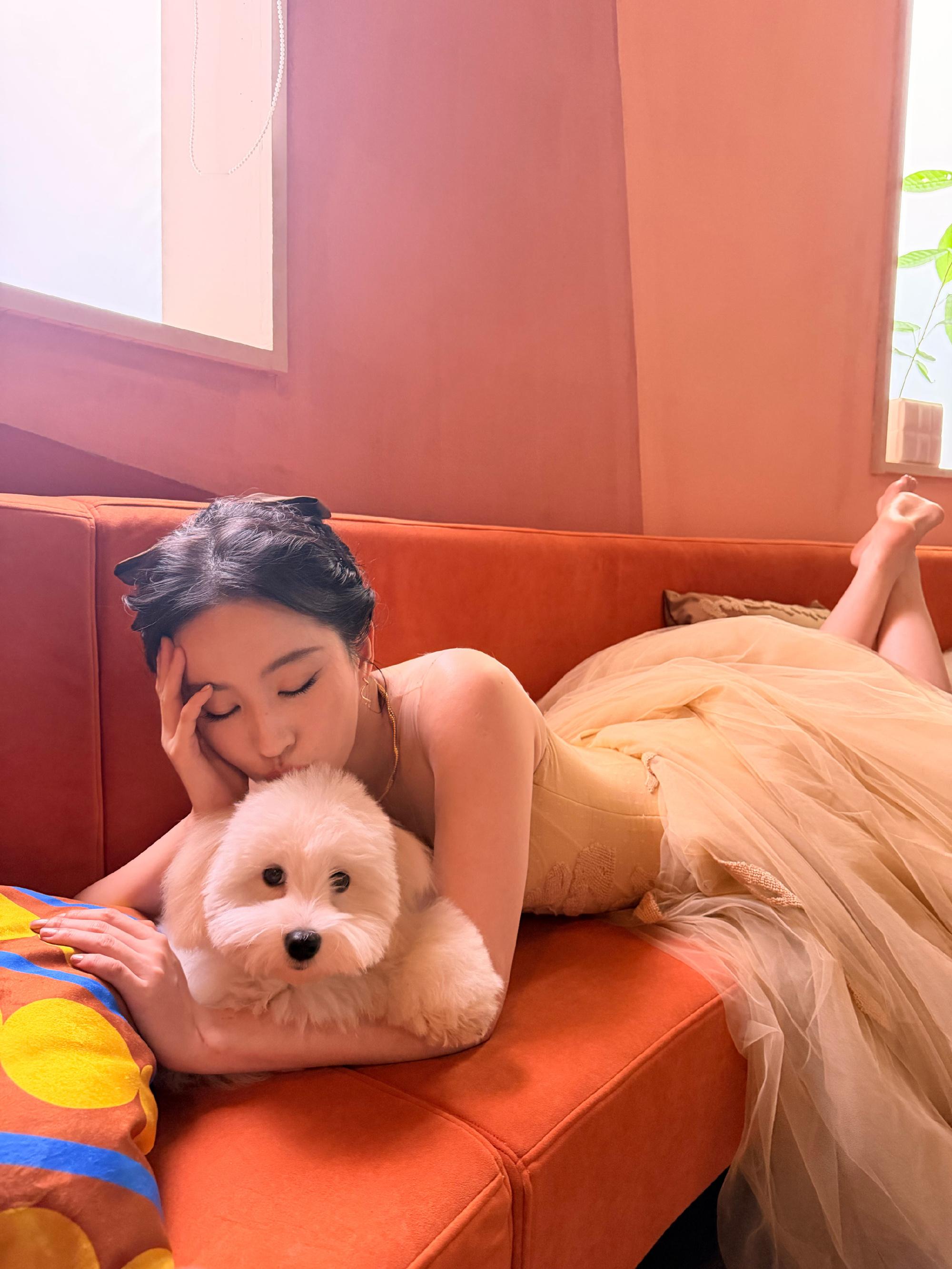 刘亦菲晒初雪哈哈合照 冬日也暖洋洋，笑得好治愈甜美，被茜茜公主可爱到了。刘亦菲