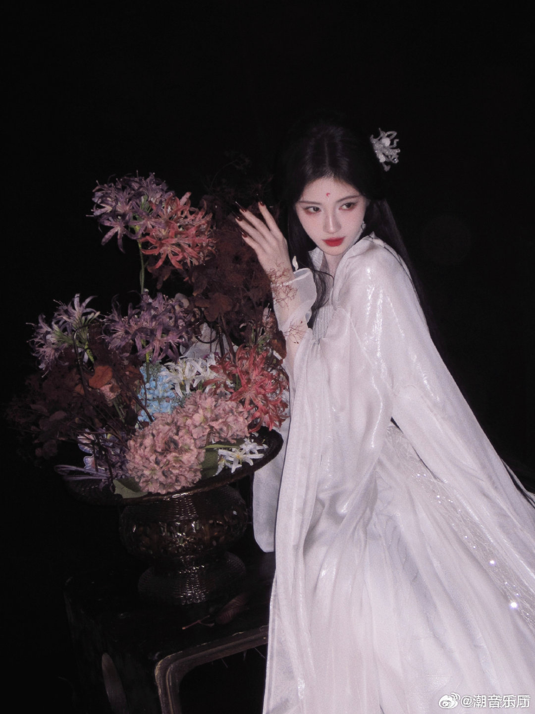 鞠婧祎雪中舞vlog鞠婧祎傀儡舞vlog 美到令人心动，雪中傀儡舞双绝，练习室版