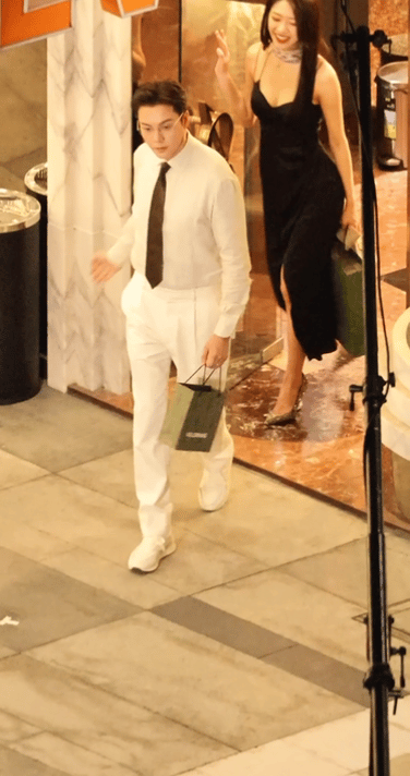 刷到向涵之新剧《爱情慢慢摔倒》拍摄现场，真的被这段意外吓到了！本来以为是剧情设定