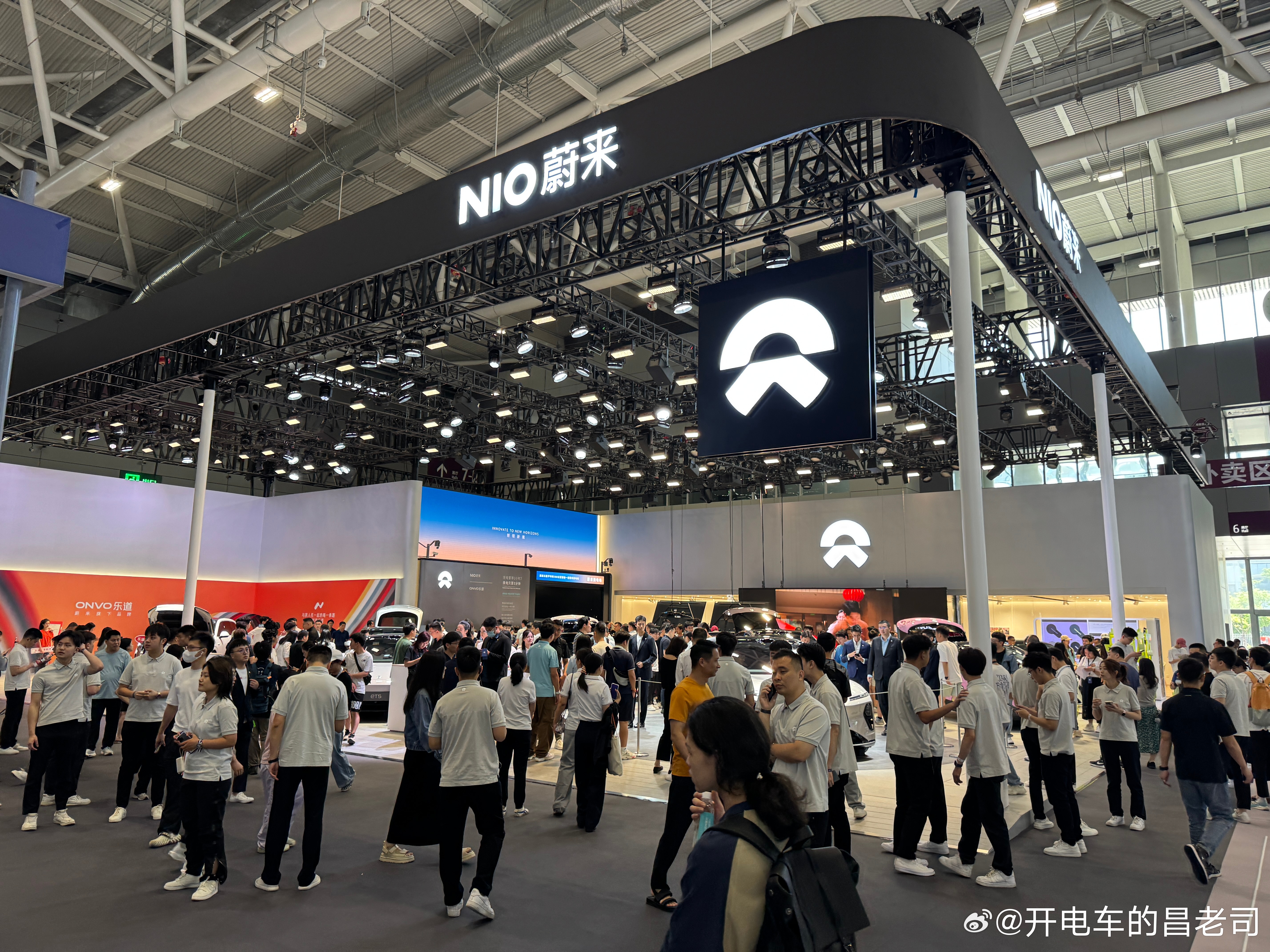 蔚乐萤在粤港澳大湾区车展上合体了斌哥力洪也来了一会讲讲世界模型？汽场全开 ​​​