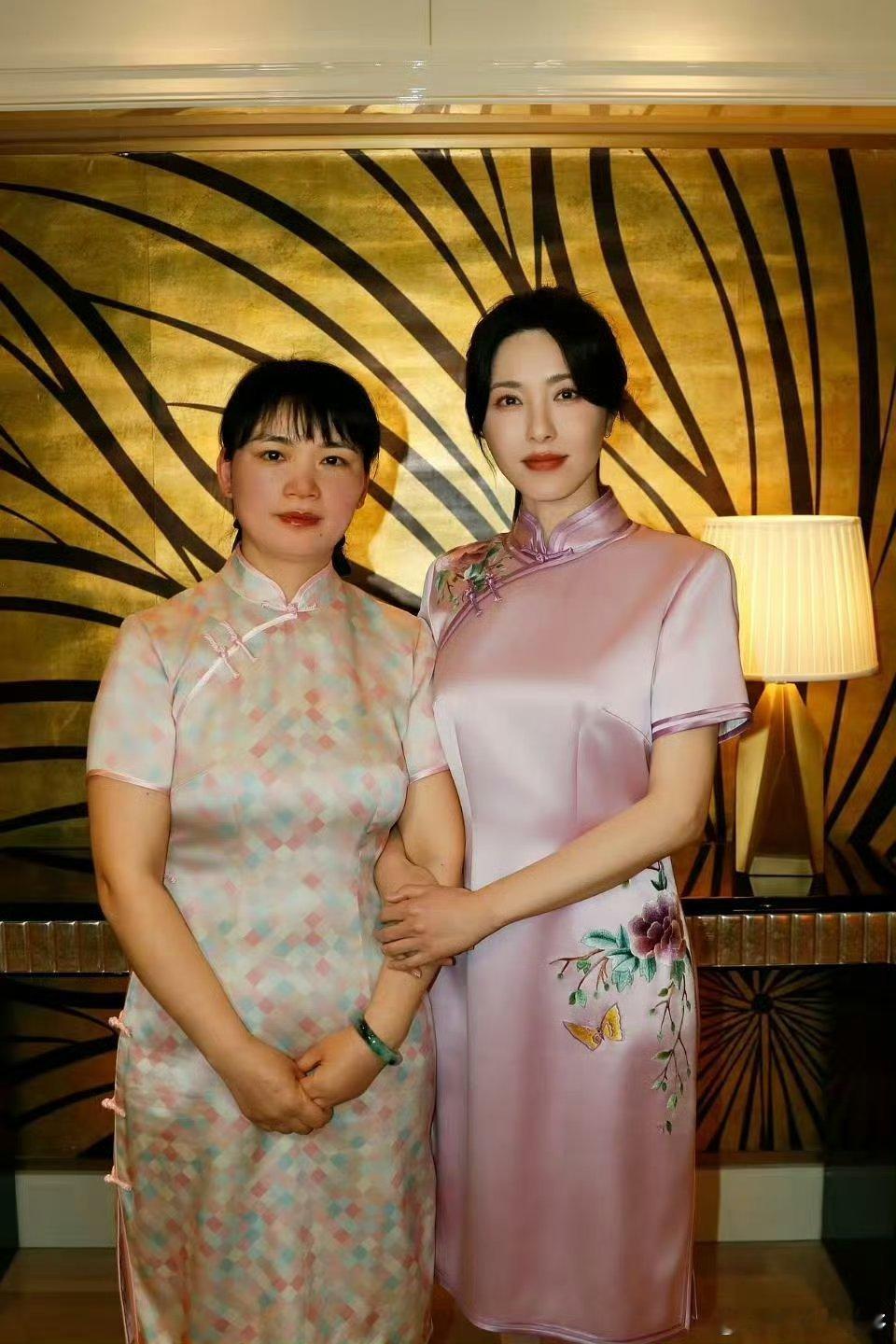 你是曾黎那她是谁 不一样的曾黎，一样的惊艳！蜀绣淡紫色旗袍衬出温婉气质，高马尾增