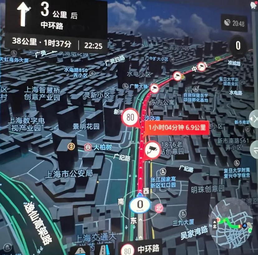 昨夜，上海中环，小轿车凭一己之力，挡住七夕夜回家路！3公里开了一个钟头！[笑哭]