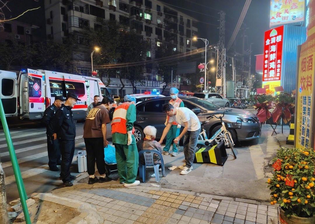 现场热心市民黄先生（化姓）跟广州日报新花城记者回忆，当时事发突然，看到杨阿婆摔倒