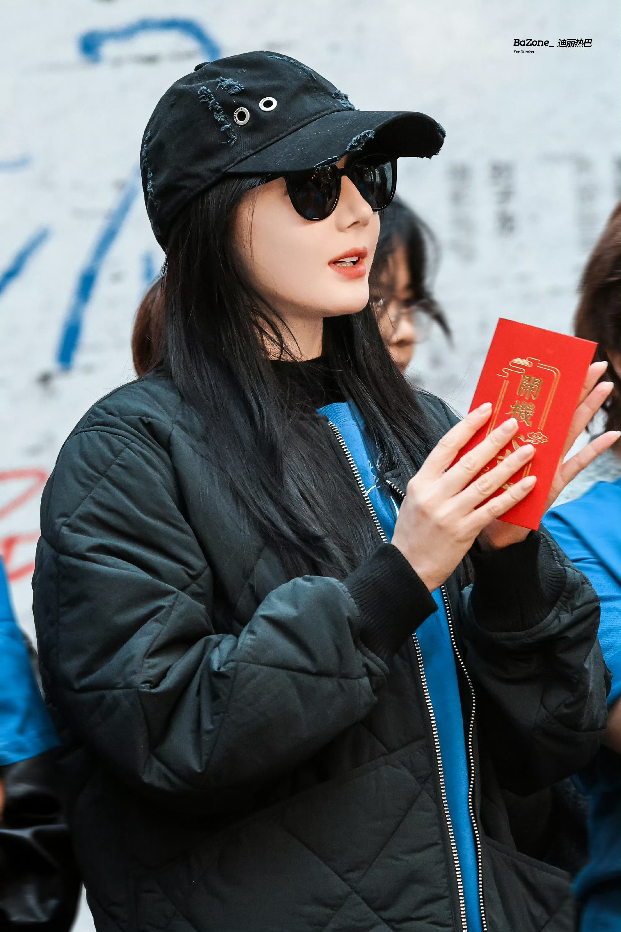 迪丽热巴西装造型 迪丽热巴新剧开机现场热点现场 迪丽热巴主演《虽然不能同时拥有一