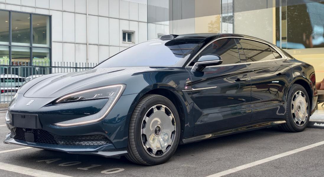 仰望U7的外观很大气，长在了我的审美上，简约又有科技感，而且不是那种传统豪车的老