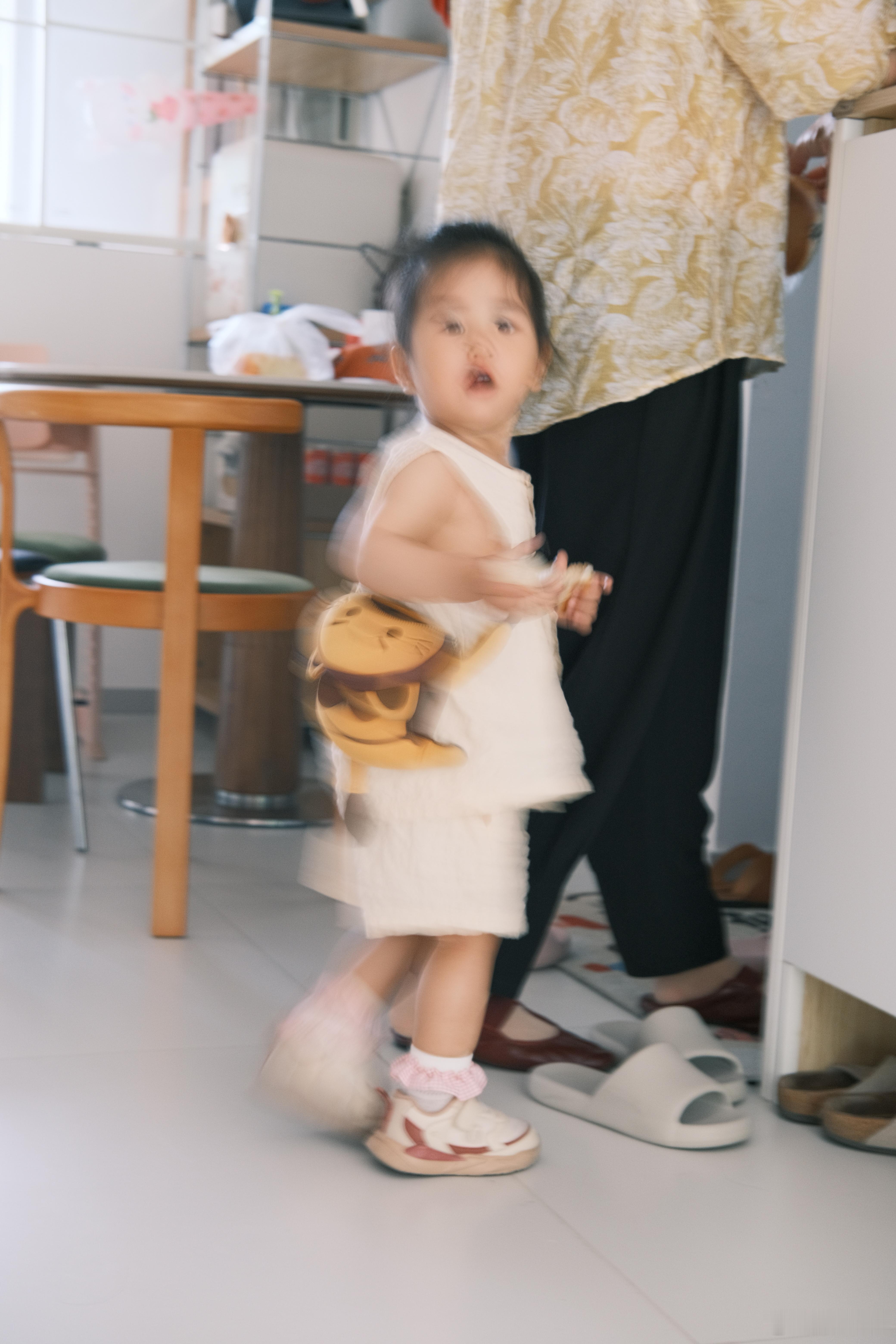 全家午觉睡到自然醒，起来吃点水果，奶奶带去操场玩儿，我在家躺躺椅上吹风，放空。六