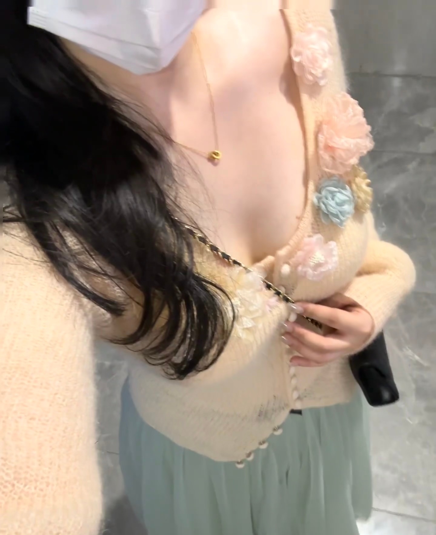 聪明男人背后都有个漂亮小女人    