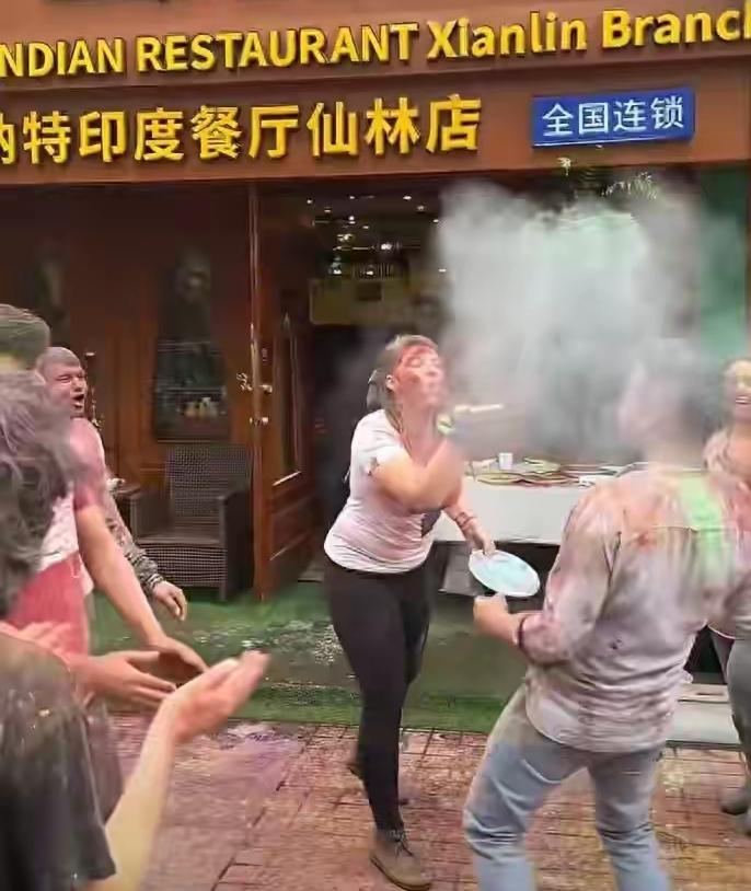 印度人也是太过嚣张了，直接在中国的街道上就到处惹事，把一大堆粉末给随便乱洒，简直