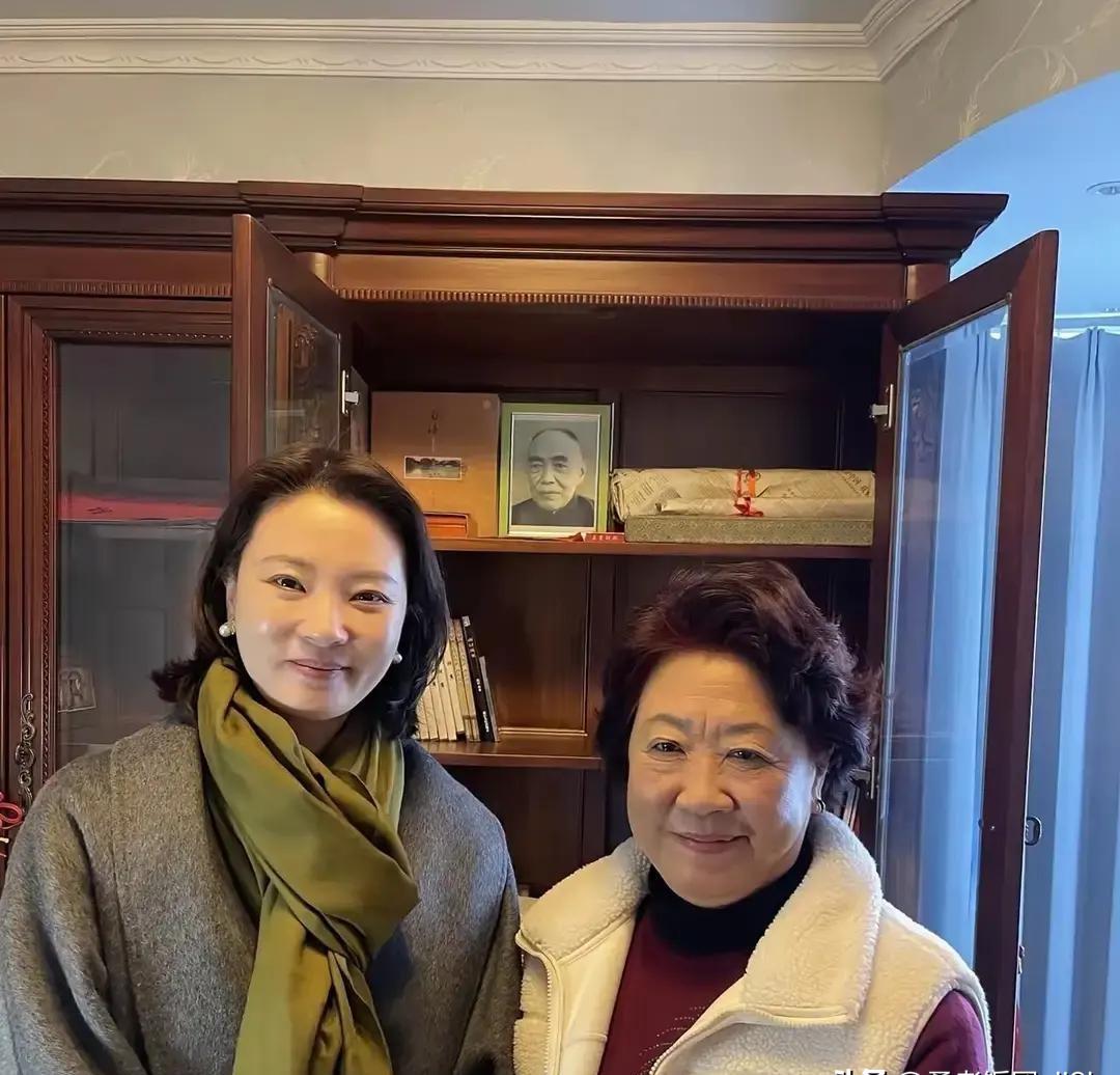 举报人先丢了两份工作。
徐莺指控庞叔令五天后，两个影视项目被停，她丢了两份工作；