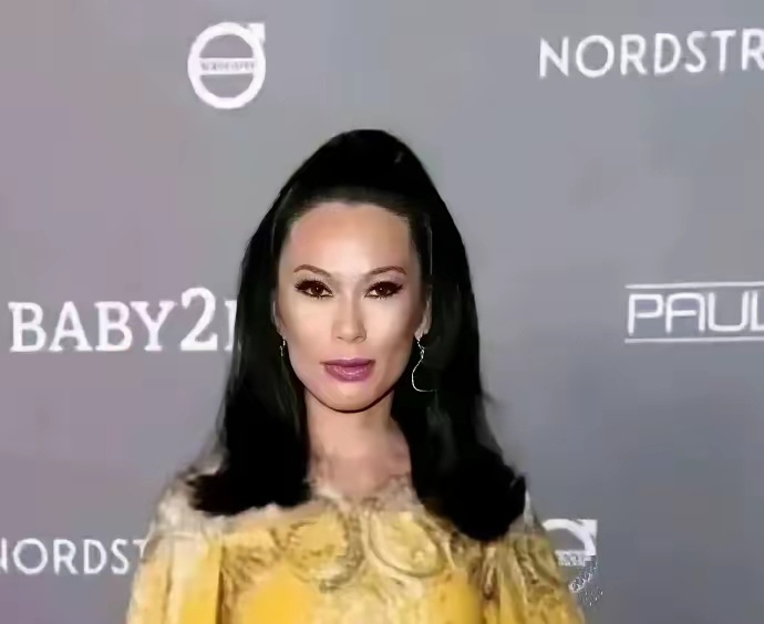 整后的邓文迪，变的小巧玲珑，年轻又温柔了，和以前判若两人 