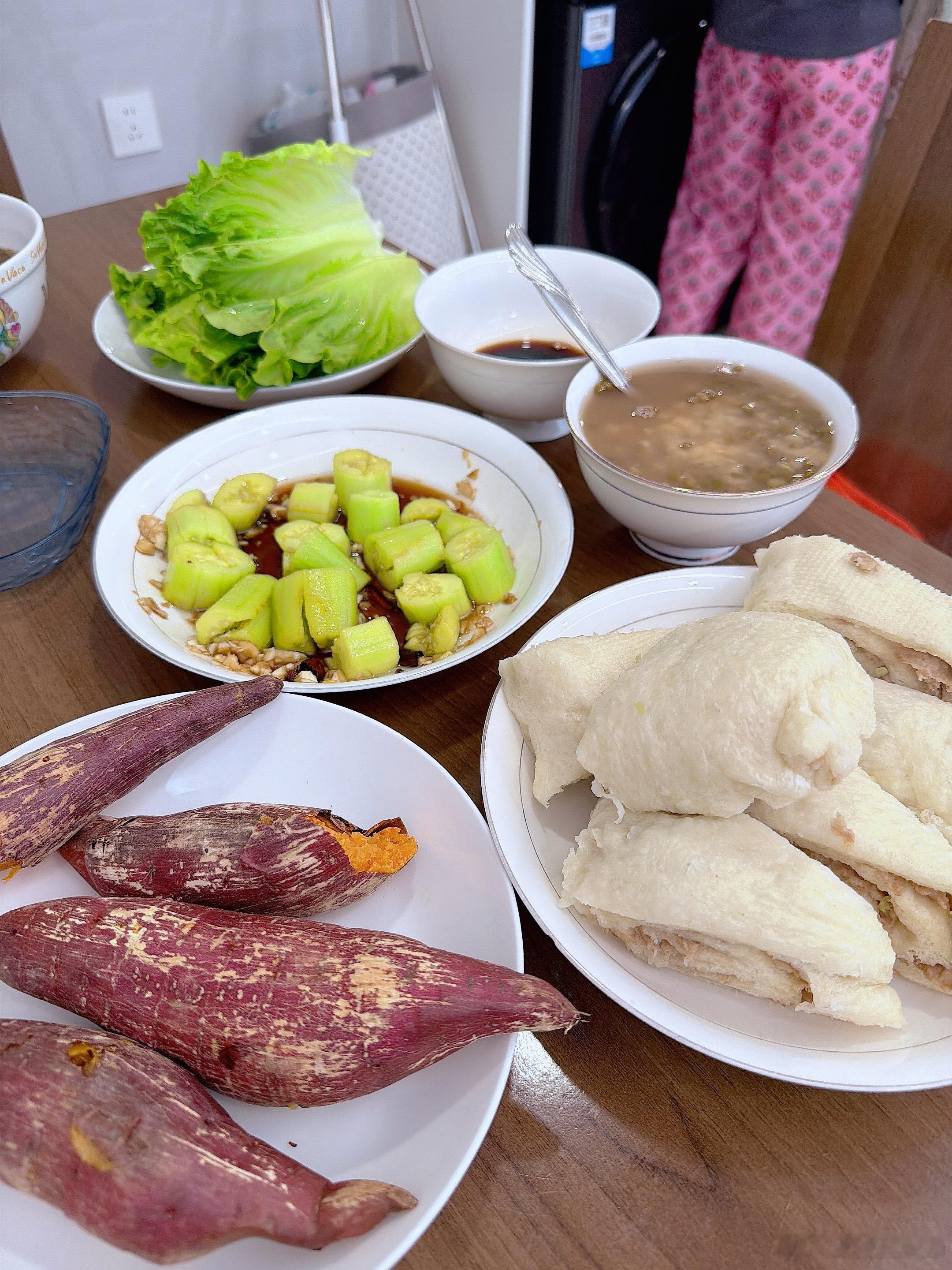 闺女做的大肉龙+拍黄瓜👍昨天还和孩子爸说 真不希望闺女开学🍓在家暑假两个月我