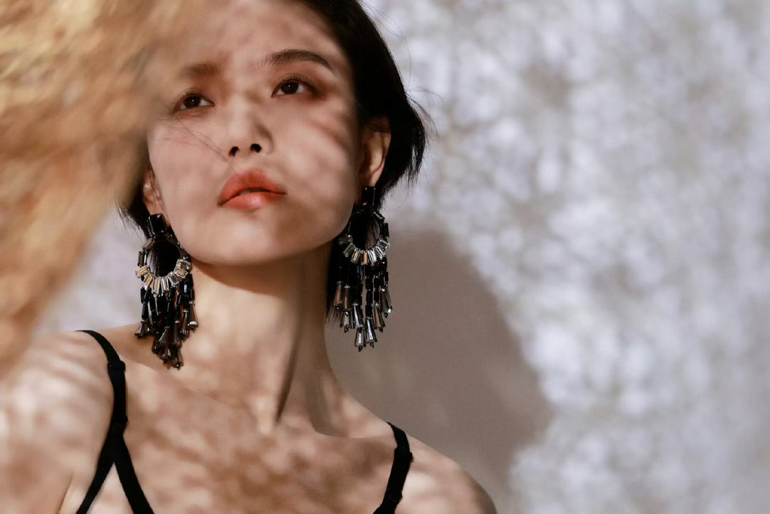 曼妮芬全球品牌代言人倪妮 匠心非遗碰撞先锋时尚，双向奔赴的美学太震撼。曼妮芬携手