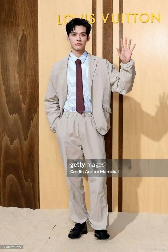 巴黎时装周男星g社生图 四大颜值天花板空降巴黎时装周，G社高清生图一出，内娱红毯