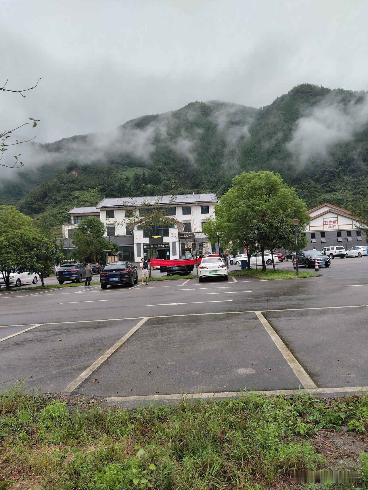 国庆节第一天，从永川出发回云阳，途经重庆三环，一点都不堵。
到了石渝高速涪陵段，