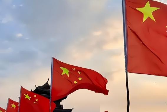 眼下，全世界都在看中美谁先撑不住，现在是中国有货卖不出，急着赚钱，美国是有钱买不