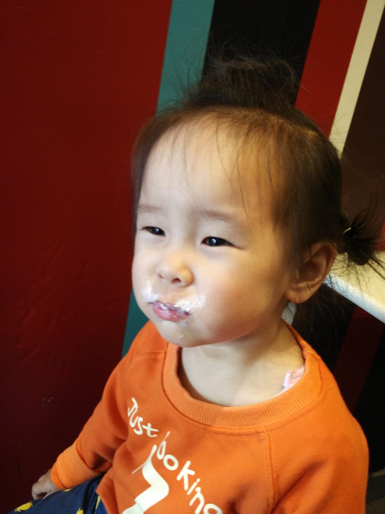 新一轮仰卧起坐，Yaya想练马甲线[抠鼻]
我的记事本里有她几乎所有练习的数量，