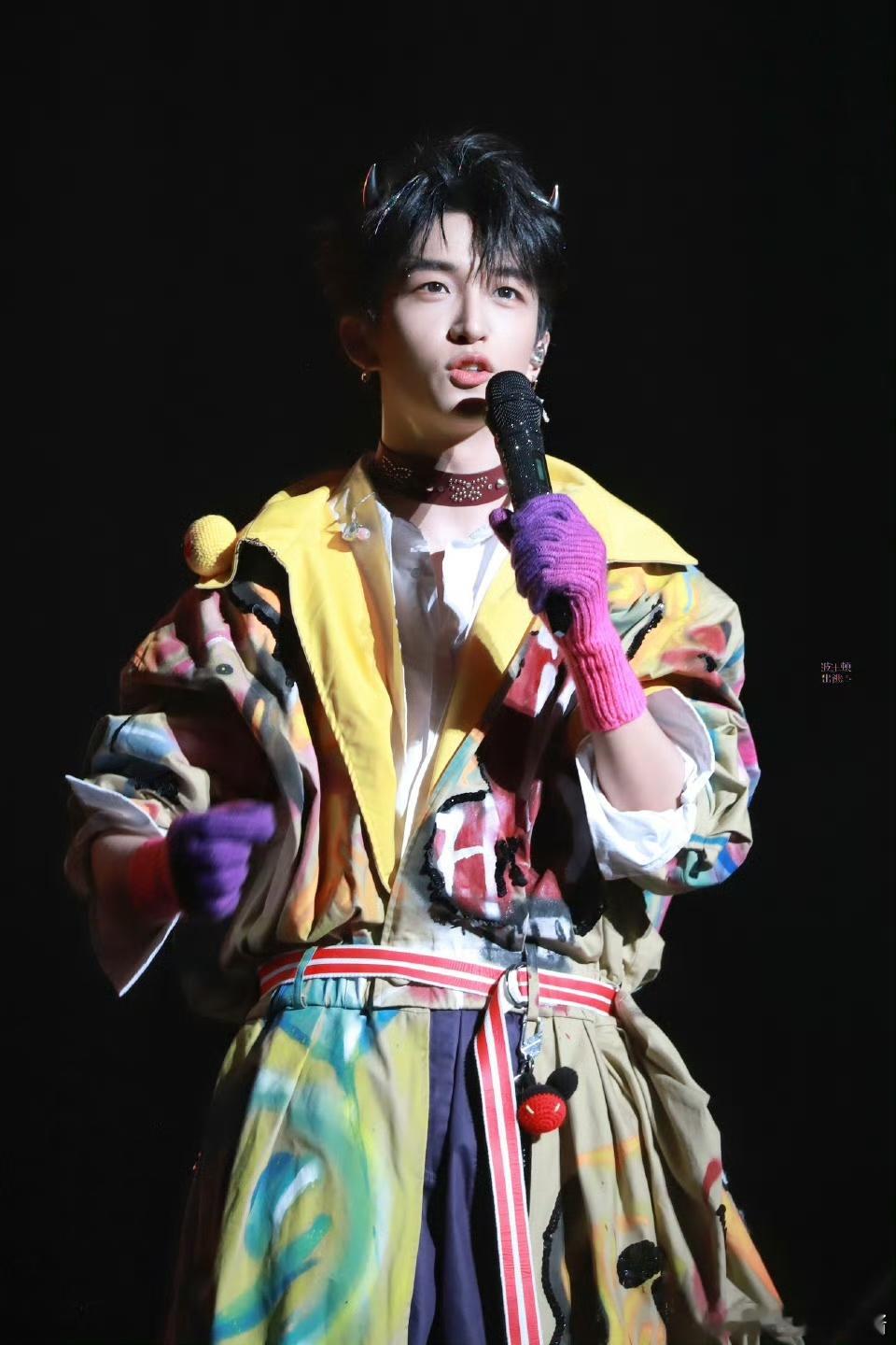 黄子弘凡开场滑滑梯  瞧，黄子弘凡演唱会的汉堡滑滑梯太萌了，结合游戏机和糖果背景