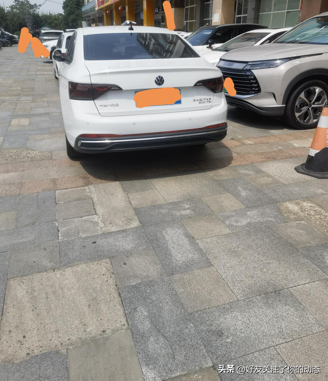 这样的停车，也是人才！

车子这样停，别人怎么出来？
       你既不是临时