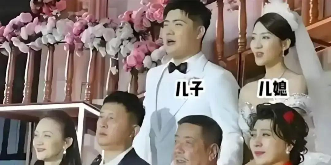 离婚15年，前夫竟在婚礼上牵她手走红毯！
 
儿子林傲霏婚礼当天，闫学晶和前夫林