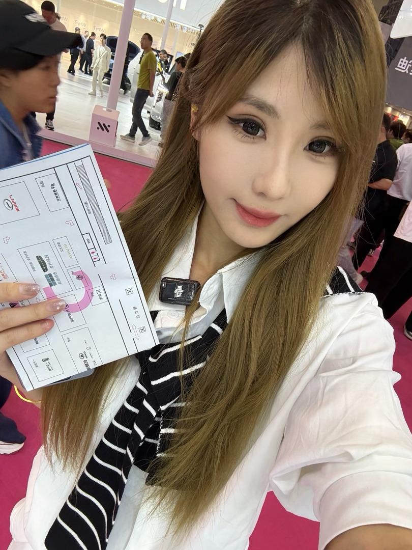 干活干活，确实不应该五一第一天来车展，人真的不是一般多有奖竞猜～小7会拍哪辆车 