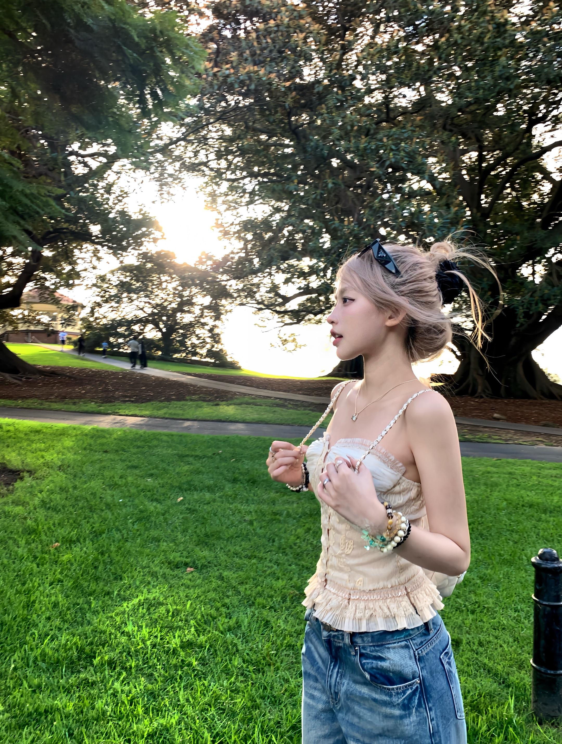 这些年你拍了很多照片 但我只留了三年前你还不会摆姿势那张