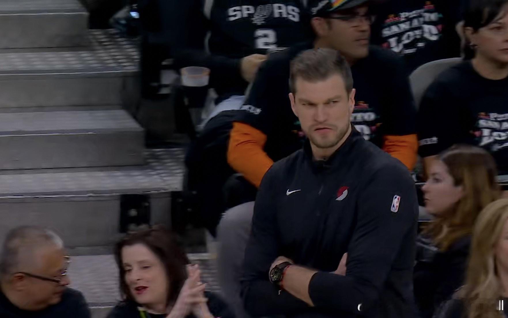 丢掉了过去的防守纪律，也失去了未来的进攻创造力，强行扶持突击兵作为球队核心，变成