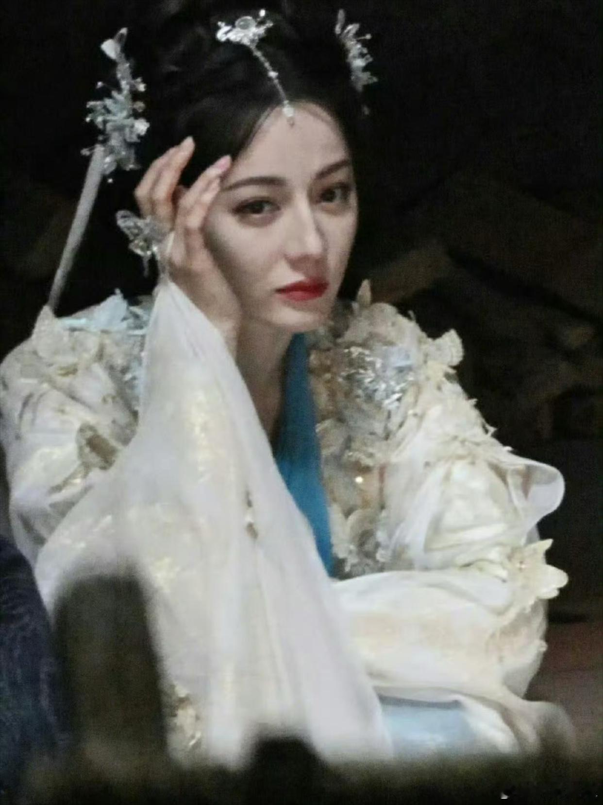 迪丽热巴和陈飞宇的新剧《慕胥辞》要杀青了。没想到这部剧居然拍了五个月。这次和陈飞