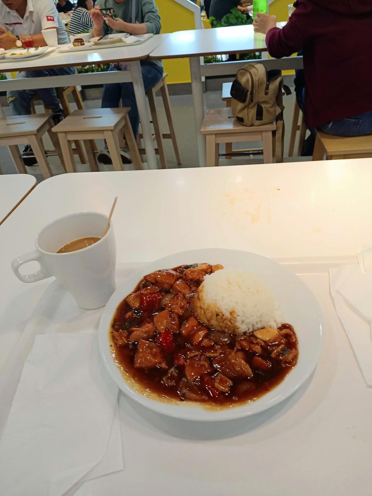 济南宜家的饭真是越来越贵了，一份三杯鸡饭居然30元。
并且可供选择的饭菜越来越少