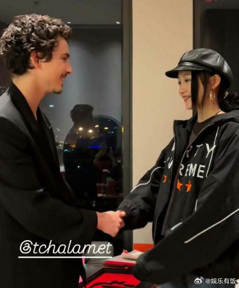 关晓彤甜茶同框合照甜茶关晓彤同框合照 ins 快拍更新，与甜茶握手合影，画面太养