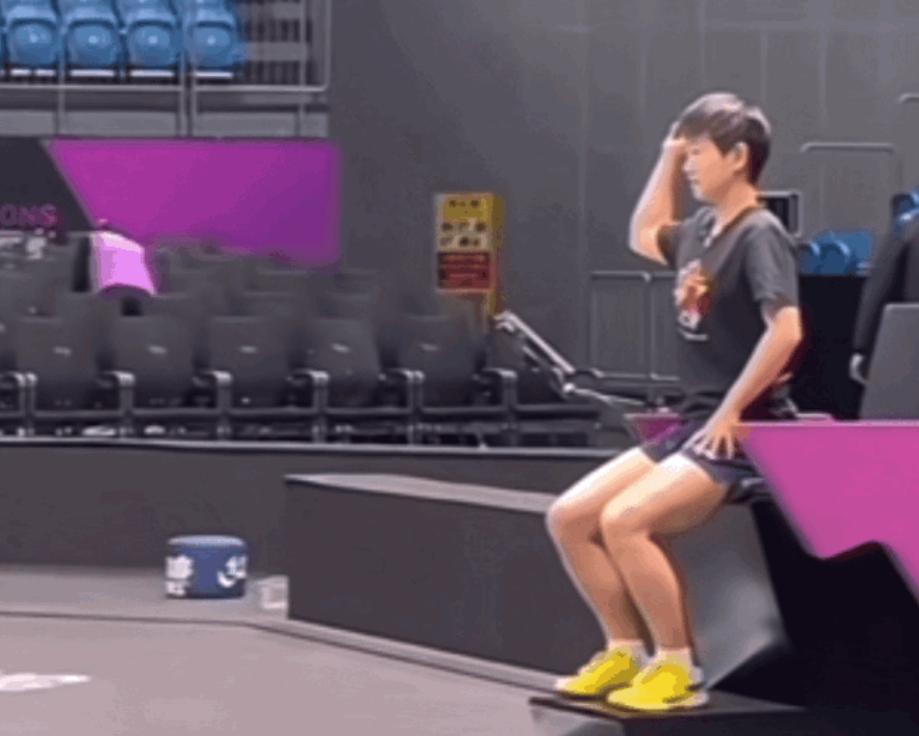 哇！说到莎姐的松弛感，那可真是无人能敌啊！😌

场上她可是霸气侧漏，场下却像个