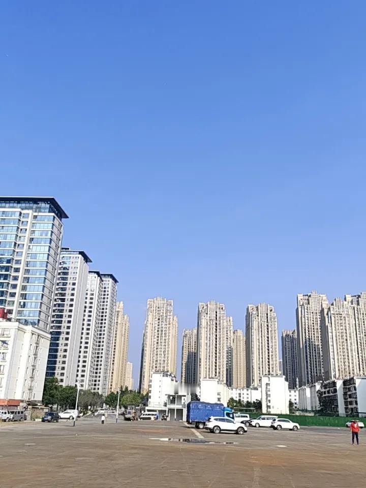 雨后的昆明城区天空是真晴朗！就像4月20日那次，城区先是乌云密布、雷声阵阵，紧接