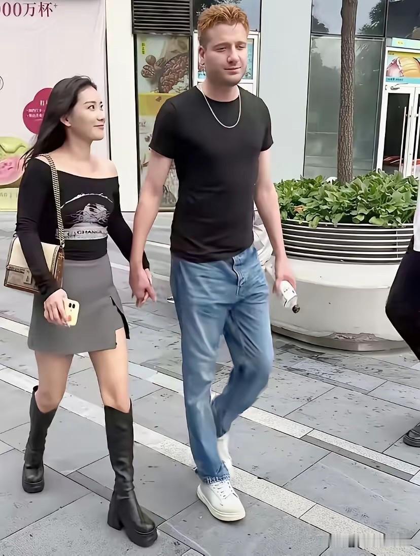 郎才女貌，很般配的一对情侣👫。