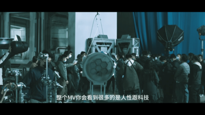 谢霆锋说AI正在颠覆三观 “世界崩塌，束缚着傀儡”——新歌唱出了AI时代的人类困