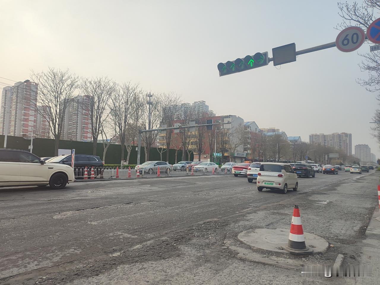 保定乐凯北大街东侧部分路段已开挖施工！
盛兴西路到复兴西路这一段东侧道路开挖完了