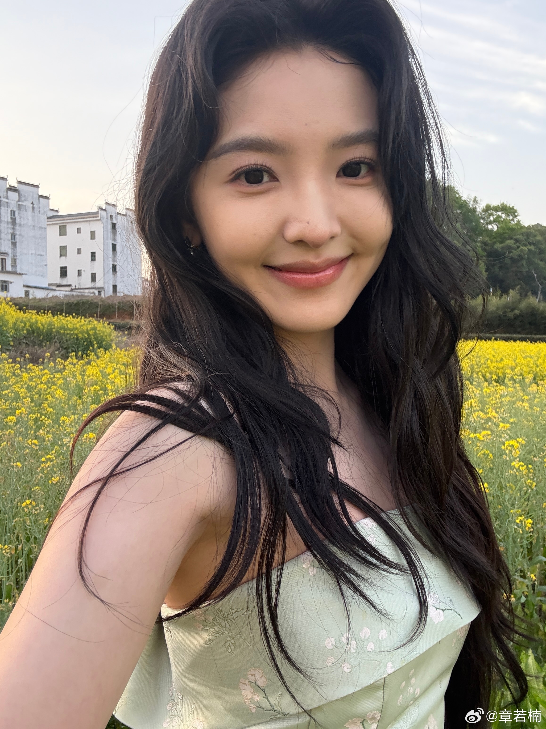 章若楠粉色套装章若楠  在复制粘贴的时代，你是手写的诗