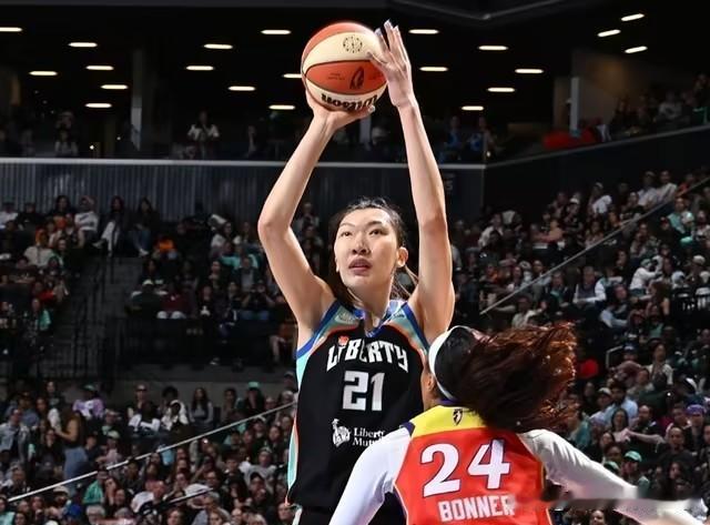 WNBA赛场炸裂！中国女篮王牌韩旭打爆内线，得分篮板均创赛季新高！
韩旭替补出战