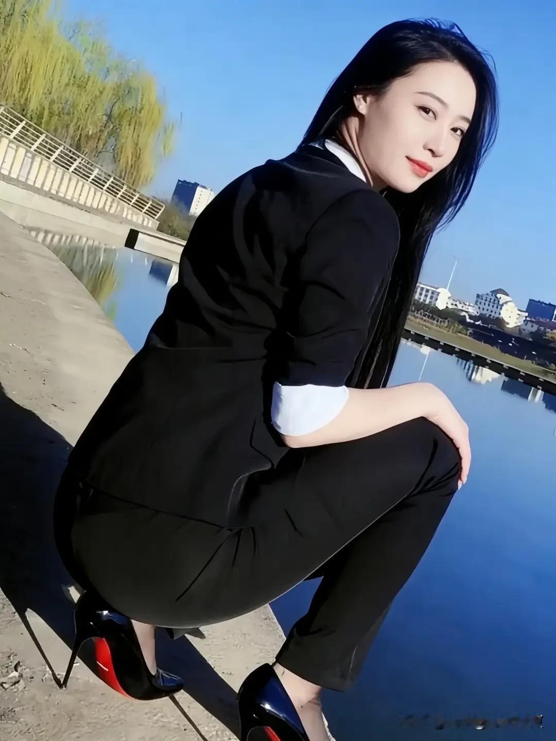 都市女郎的优雅瞬间，就像夜空中闪烁的星星，让人眼前一亮。
比如杨幂，穿上优雅黑丝